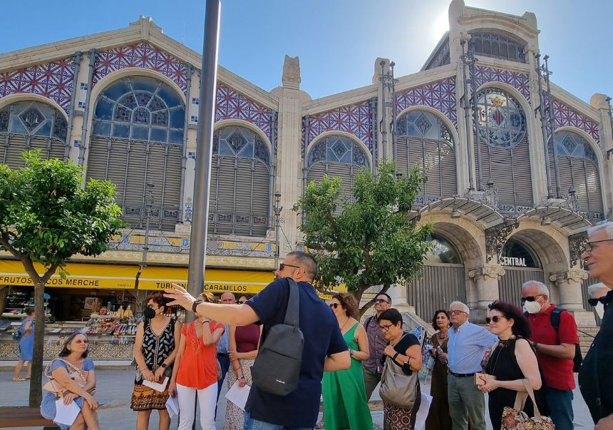 Grup de persones visitant el Mercat Central